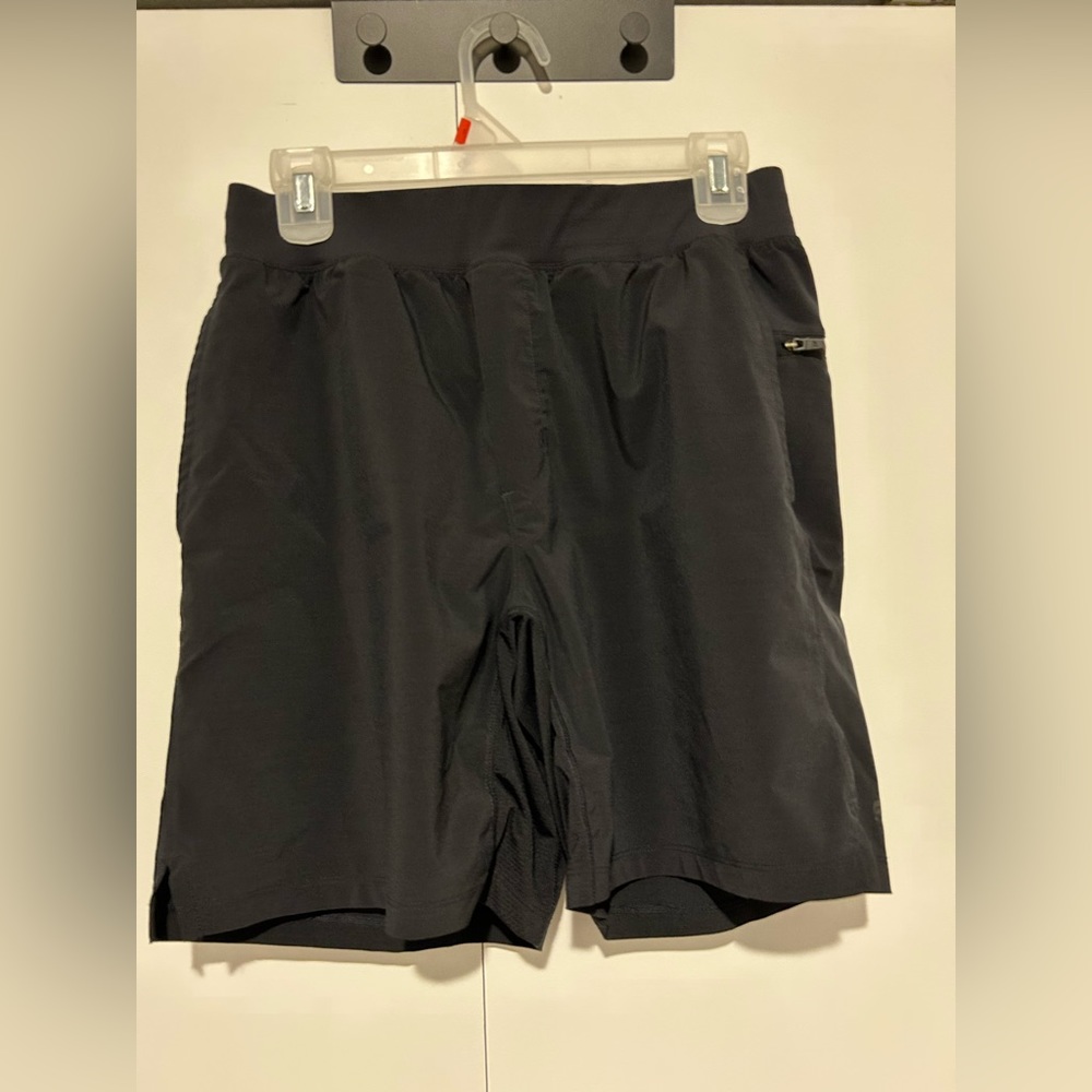 Fabletics Fundamental Short Men’s Size Medium 7 Inch Inseam Black